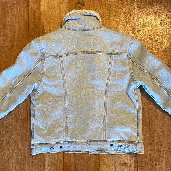 Levi's Original Sherpa Trucker Jacket in light wash - Picture 4 of 15